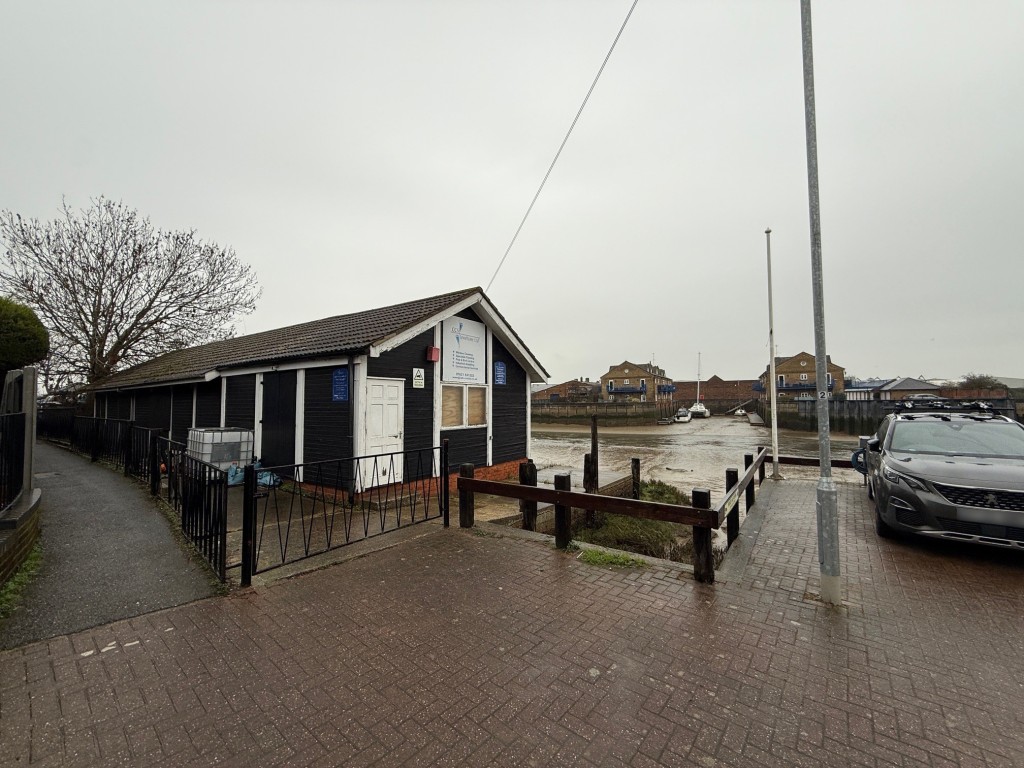Lot: 18 - MIXED USE PREMISES WITH POTENTIAL ON QUAYSIDE - Storage building included in the sale